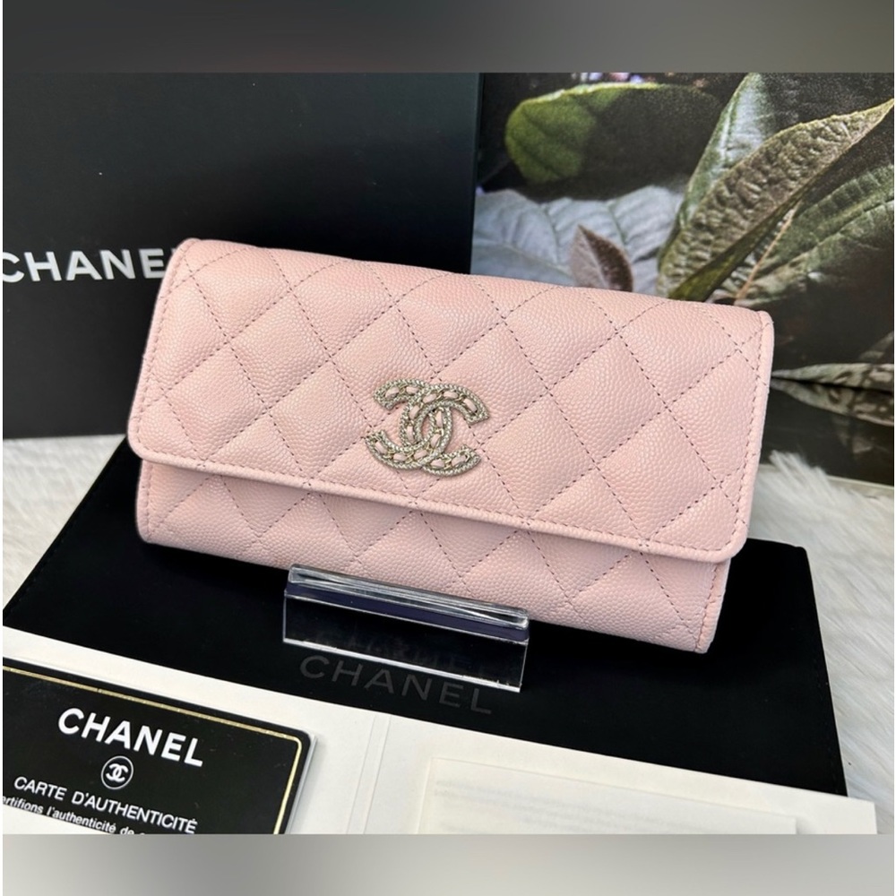 RARE PRISTINE  CHANEL.  •  Caviar Quilted CRYSTAL CC Wallet. So Beautiful!!🔥💕